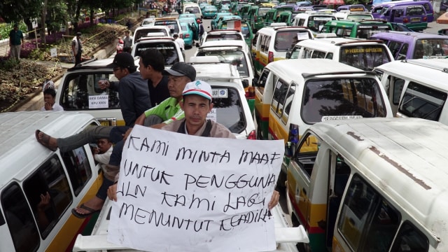 Demo angkot di Gedung Sate Bandung (Foto: Agus Bebeng/ANTARA)