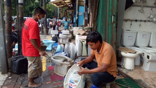 Proses membersihkan kloset dengan cairan HCL. (Foto: Ela Nurlaela/kumparan)