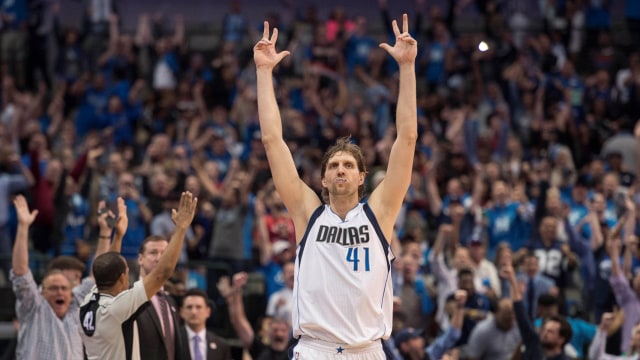 Selebrasi Dirk Nowitzki usai memasukan 3 angka. (Foto: Jerome Miron-USA TODAY Sports via REUTERS)