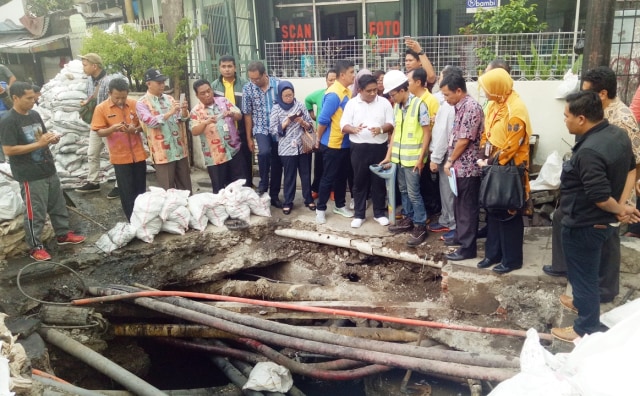 Trotoar ambles sedang dieksekusi. (Foto: Aria Pradana/kumparan)