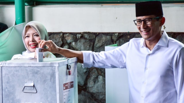 Cawagub DKI Jakarta Sandiaga Uno dan Istri (Foto: ANTARA FOTO/Aprilio Akbar)