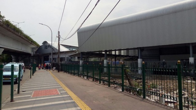 Sekitar Stasiun Tanah Abang setelah dibangun JPO. (Foto: Nikolaus Harbowo/kumparan)