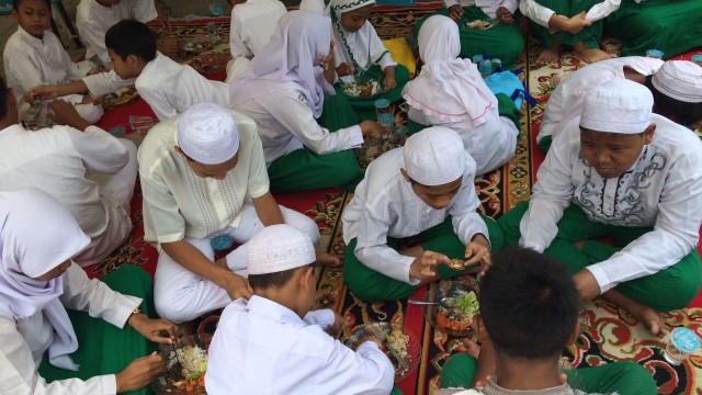 Anak panti asuhan Makan gratis di PP Muhammadiyah. (Foto: Iqra Ardini/kumparan)