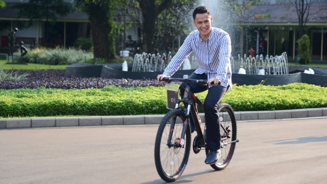 Choky Sitohan mendapatkan sepeda dari Jokowi (Foto: Biro Pers Istana)