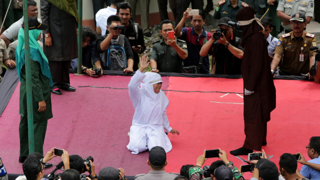 Terpidana pelanggar qanun menjalani hukum cambuk. Foto: Antara/Irwansyah Putra