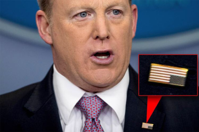 Pin Terbalik Sean Spicer (Foto: Twitter/ @PaddyLeavey)