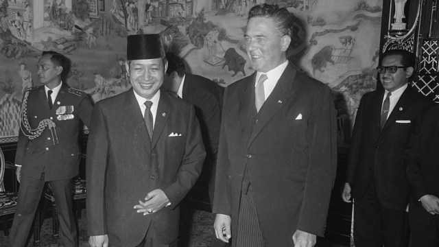 Soeharto dan Victor Marignen (Foto: Wikimedia Commons)
