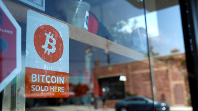 Sebuah toko di AS terima metode bayar Bitcoin. Foto: REUTERS/Lucy Nicholson