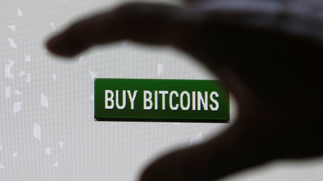 Sebuah toko di AS menjual mata uang Bitcoin. Foto: REUTERS/Edgar Su/File Photo