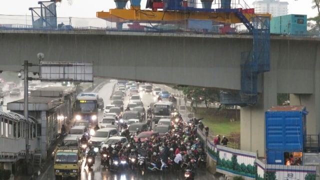 Pemotor berteduh di bawah Simpang Susun Semanggi (Foto: Yudhistira Amran Saleh/kumparan)