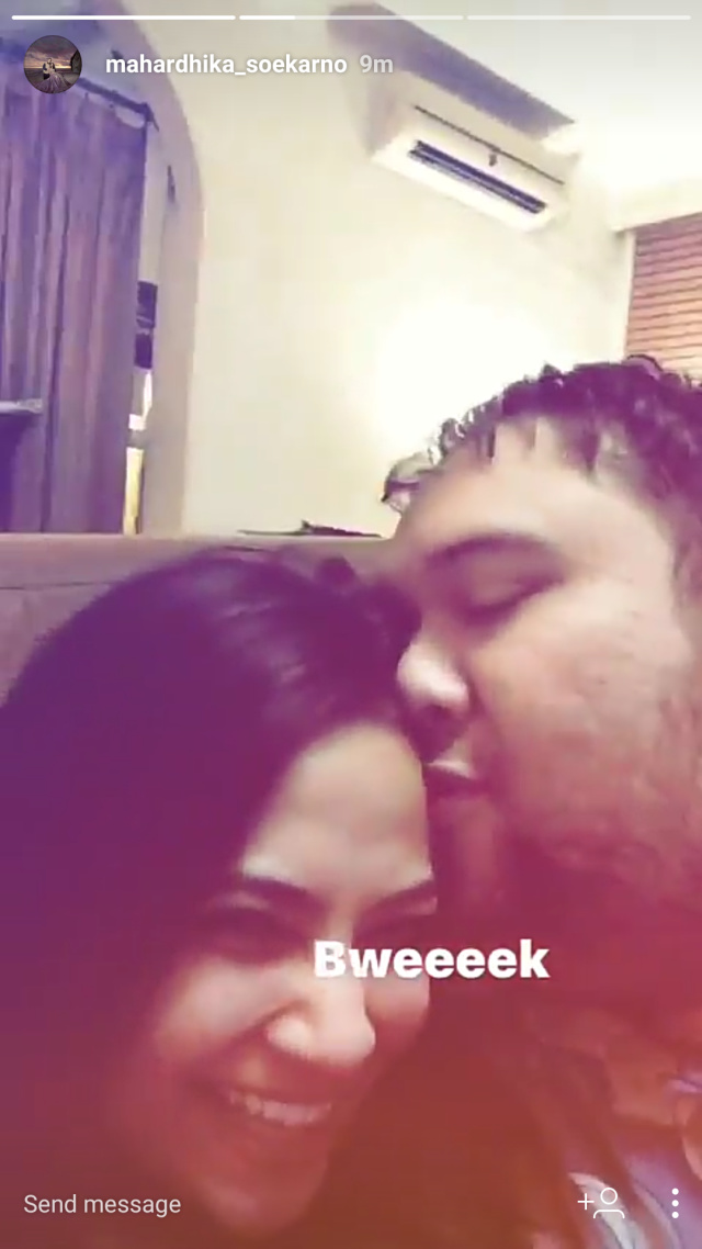 Didi mencium Vanessa di Instagram Story (Foto: Instagram @mahardhika_soekarno)