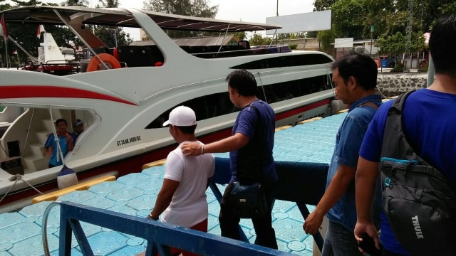 Polisi amankan para pelaku pungli di Pulau Pari. (Foto: Dok. Polres Kep.Seribu)