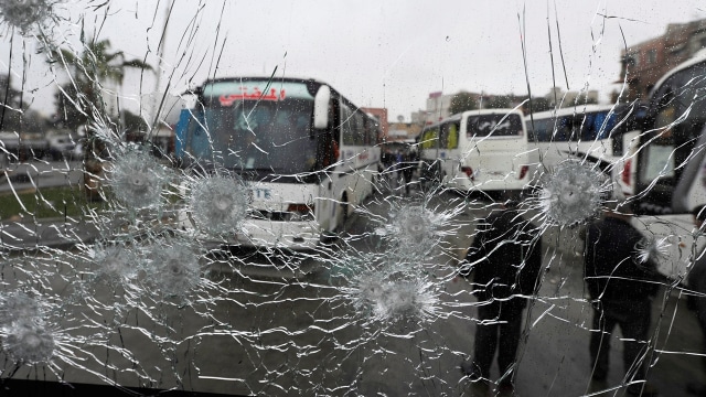 Kaca bus retak akibat ledakan bom. (Foto: Reuters/Omar Sanadiki)