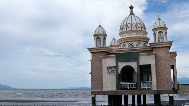 Masjid Arkam Babu Rahman di Pantai Teluk Palu (Foto: Fanny Kusumawardhani/kumparan)