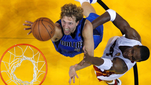 Aksi Dirk Nowitzki melawan Miami Heat. (Foto: REUTERS/Hans Deryk)