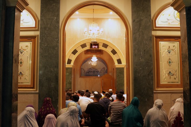 Suasana salat magrib di Masjid Terapung, Palu. (Foto: Fanny Kusumawardhani/kumparan)