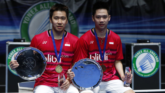 Pose Marcus/Kevin dengan trofi All England. (Foto: REUTERS/Andrew Boyers)