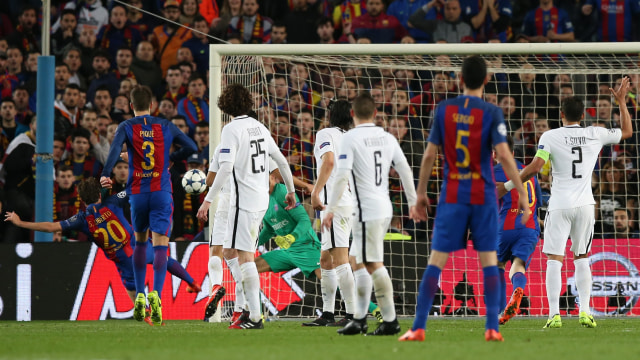 Gol kontroversial Sergi Roberto. (Foto: REUTERS/Albert Gea)