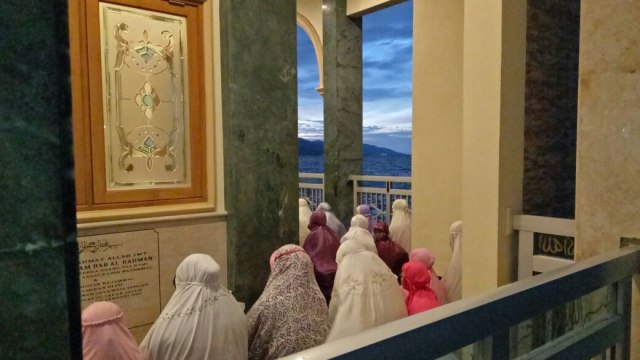 Salat berjemaah di Masjid Apung Palu. (Foto: Ardhana Pragota/kumparan)