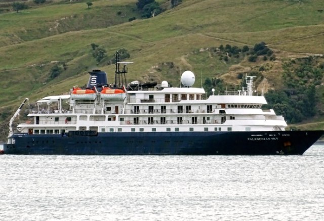 Caledonian Sky saat berlabuh (Foto: Shipreviews)