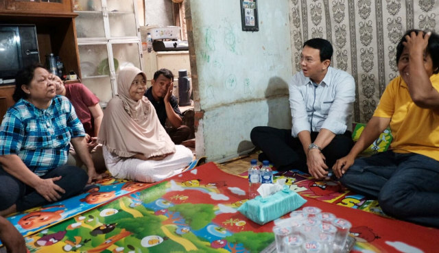 Ahok sedang berada di rumah warga. (Foto: Dok. Timses Ahok-Djarot)