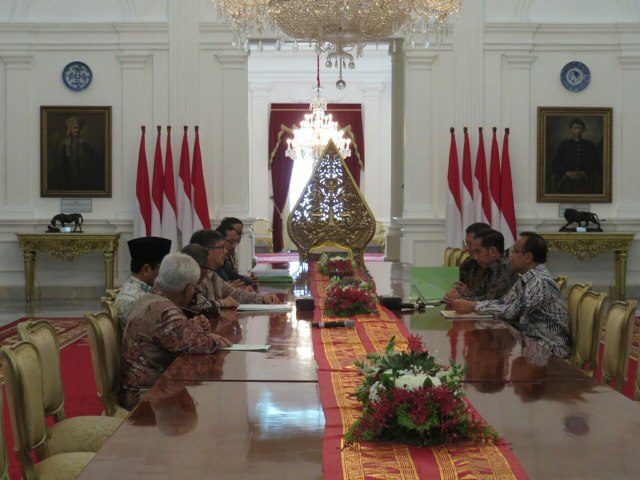 Jokowi menerima BPKH di Istana Merdeka. Foto: Yudhistira Amran S./kumparan