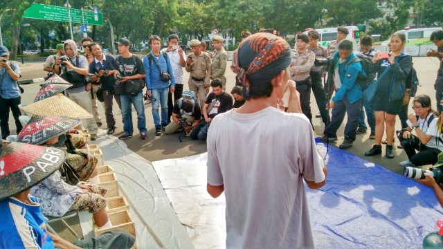 Aksi demo di depan Istana. (Foto: Dok. LBH Jakarta)