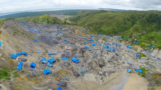 Kawasan tambang di Gunung Botak, Maluku. (Foto: Aditia Noviansyah/kumparan)