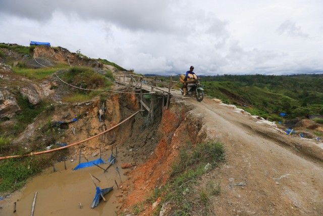 Pesepeda motor membawa hasil tambang emas. (Foto: Aditia Noviansyah/kumparan)