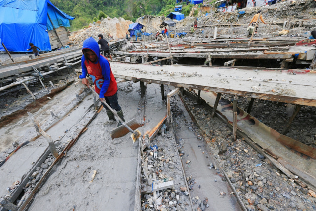 Penambangan emas di Gunung Botak, Maluku. (Foto: Aditia Noviansyah/kumparan)