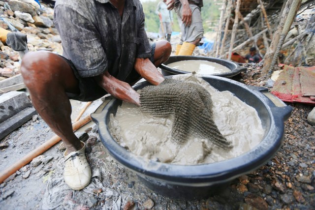 Menangkap butiran emas dengan karpet. (Foto: Aditia Noviansyah/kumparan)