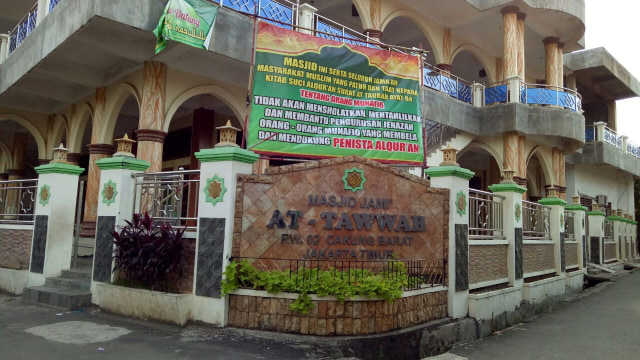 Spanduk penolakan di Masjid At-Tawwab Cakung. (Foto: Anggi Dwiky/kumparan)