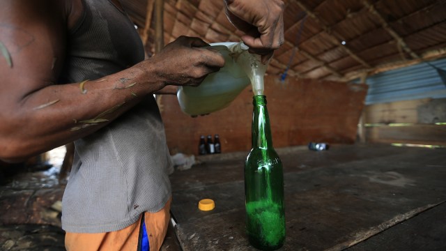 Mengemas minyak kayu putih ke dalam botol. Foto: Aditia Noviansyah/kumparan