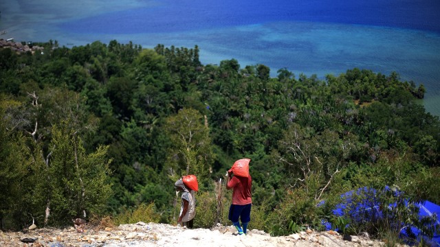 Warga membawa batu Cinnabar di pantai Seram. (Foto: Aditia Noviansyah/kumparan)