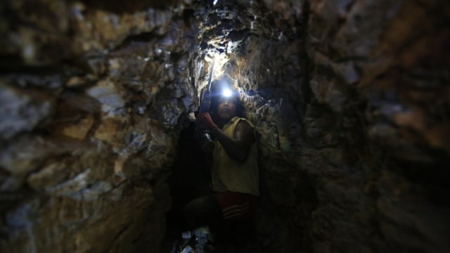 Penambang batu Cinnabar di Gunung Seram. (Foto: Aditia Noviansyah/kumparan)