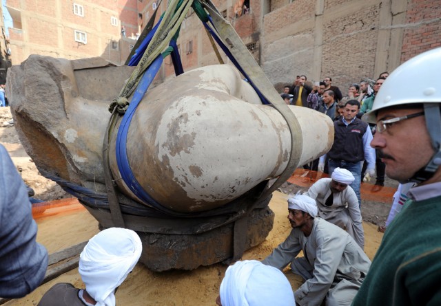 Patung Firaun yang berhasil diangkat. (Foto: REUTERS/Mohamed Abd El Ghany)