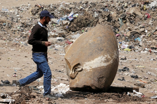 Kepala patung Firaun. (Foto: REUTERS/Mohamed Abd El Ghany)