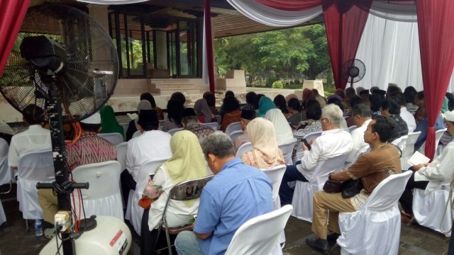 Peringatan wafatnya Bung Hatta di TPU Tanah Kusir. (Foto: Mustaqim Amna/kumparan)