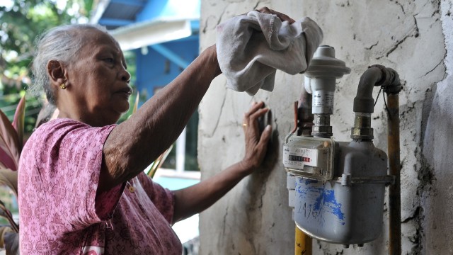 Seorang warga memakai jaringan gas rumah tangga Foto:  ANTARA FOTO/Wahdi Septiawan