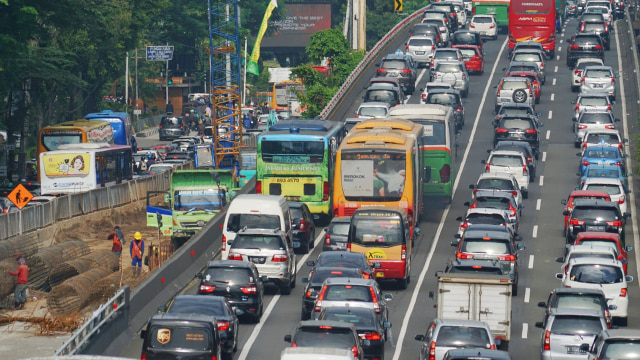 Macet juga  terjadi di dalam tol Cawang. (Foto: Aditia Noviansyah/kumparan)