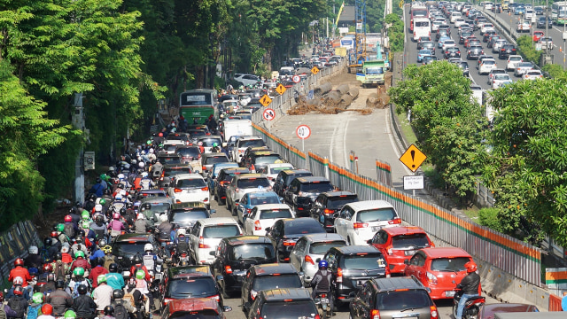 Macet akibat pembangunan flyover Pancoran. (Foto: Aditia Noviansyah/kumparan)