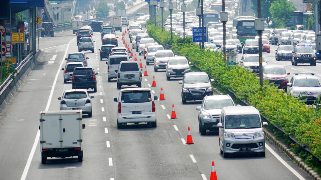 Contraflow di dalam tol atasi macet. (Foto: Aditia Noviansyah/kumparan)