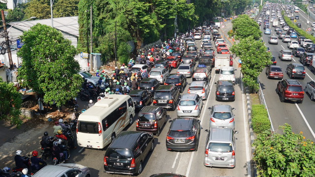 Macet di kawasan MT Haryono. (Foto: Aditia Noviansyah/kumparan)