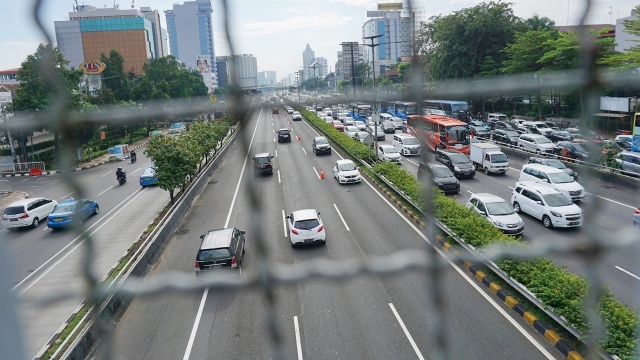 Contraflow di tol dalkot Cawang atasi macet. (Foto: Aditia Noviansyah/kumparan)