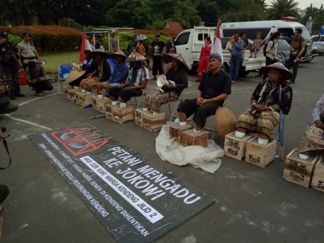 Aksi petani mengadu ke Jokowi. (Foto: David Pratama/kumparan)