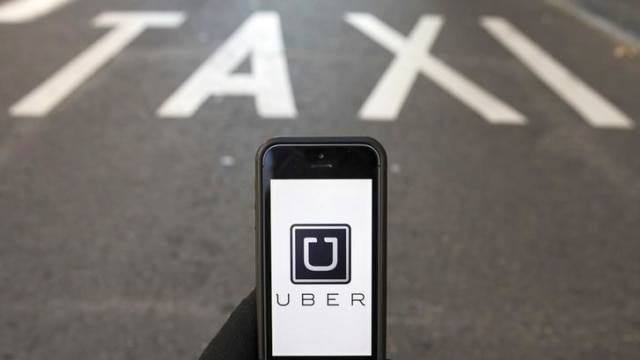 Taksi online Uber (ilustrasi). Foto: Reuters/Sergio Perez