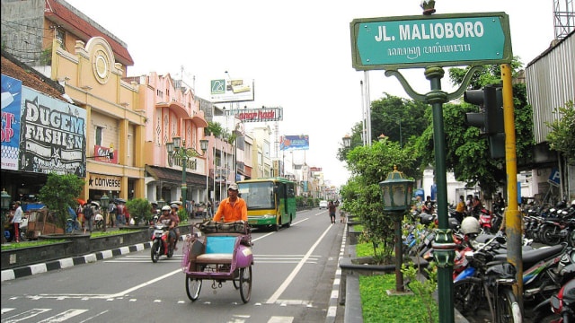 Jalan Malioboro, Yogyakarta. (Foto: Gunawan Kartapranata via Wikimedia Commons)