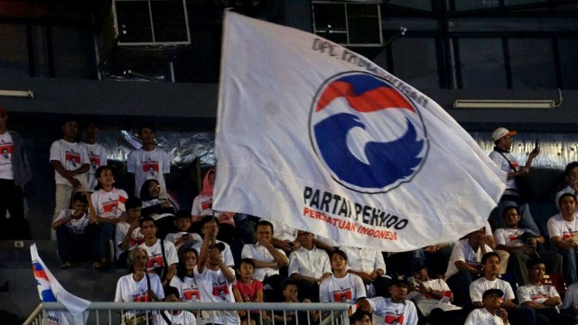 Bendera Partai Perindo berkobar (Foto: Aditia Noviansyah/kumparan)
