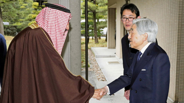 Raja Salman berjabat tangan dengan Kaisar Akihito (Foto: Kyodo via Reuters)