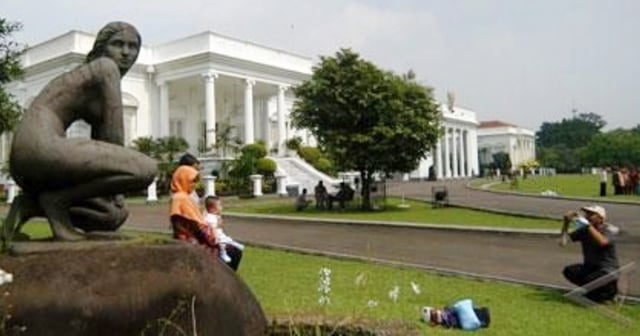 Seorang warga berfoto dekat Patung Si Denok. (Foto: Antara/Jafkhairi)